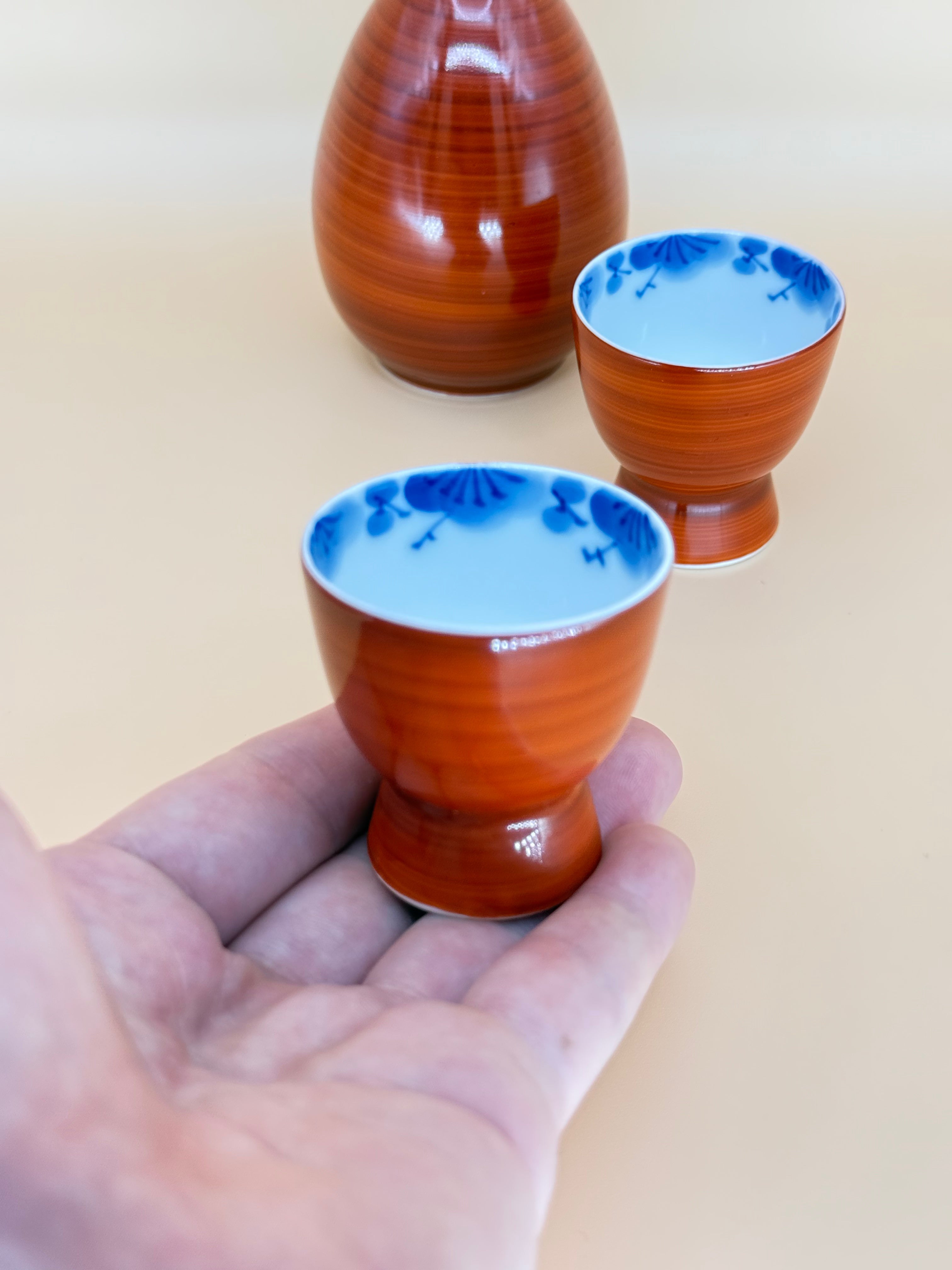 Sake jar set with 2 cups